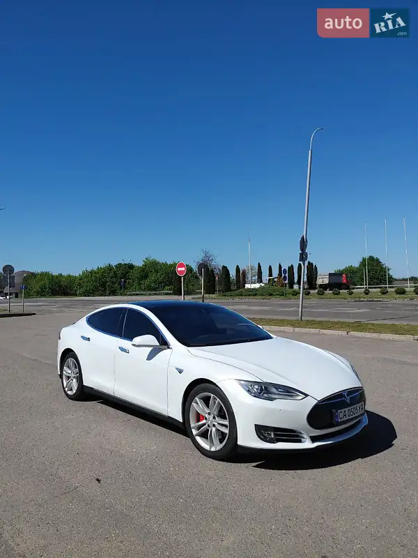 Лифтбек Tesla Model S 2015 в 