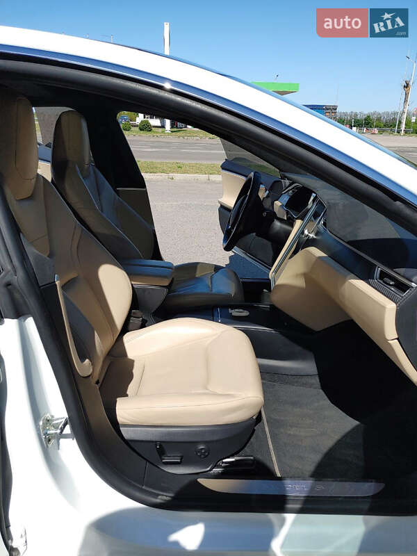 Лифтбек Tesla Model S 2015 в Черкассах