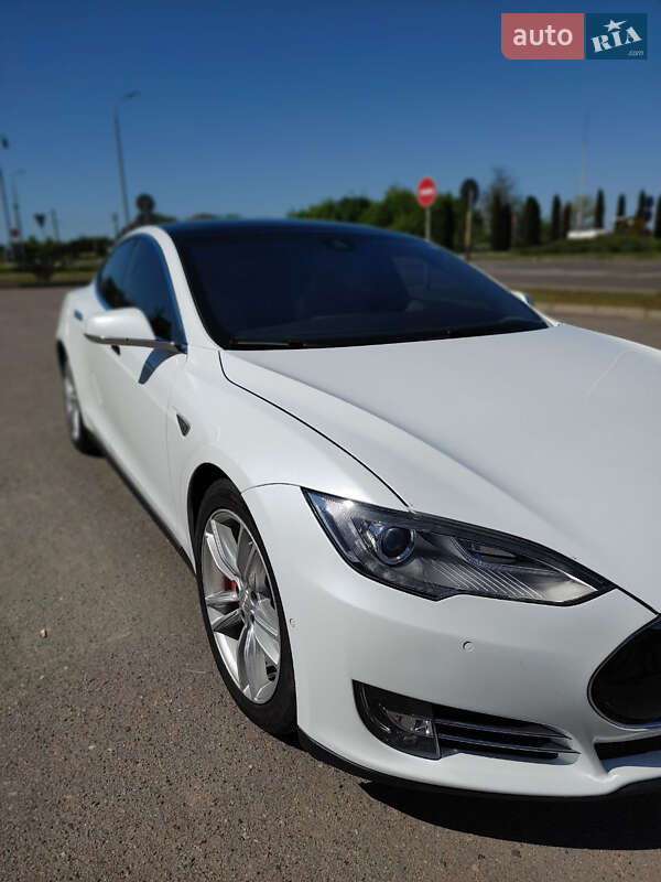 Лифтбек Tesla Model S 2015 в Черкассах