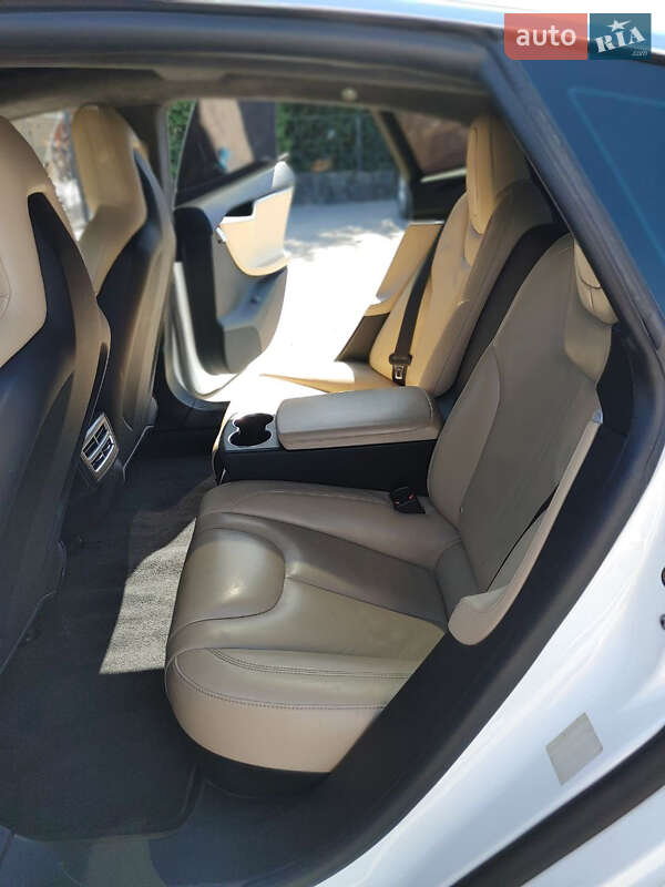 Лифтбек Tesla Model S 2015 в Черкассах