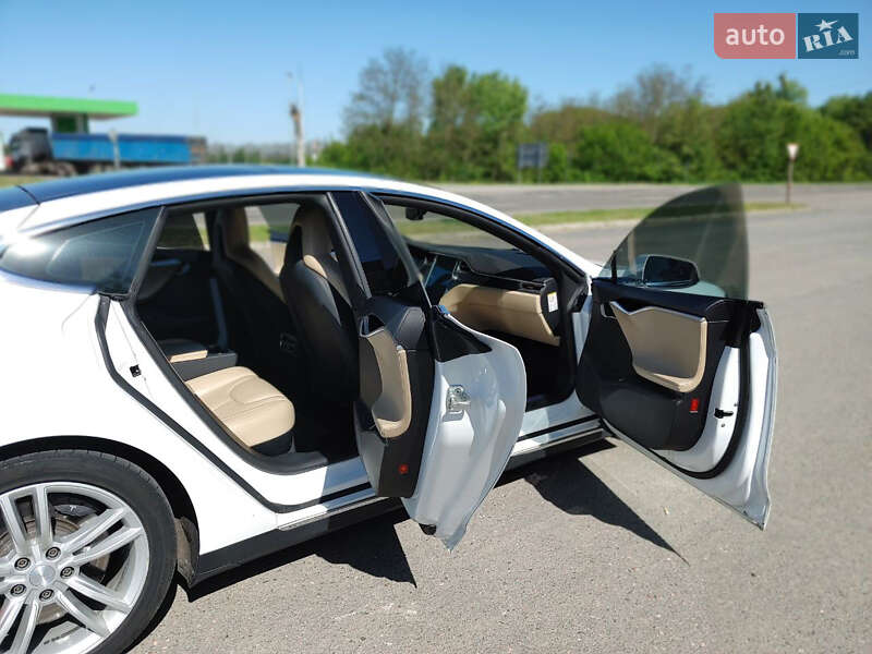 Лифтбек Tesla Model S 2015 в Черкассах