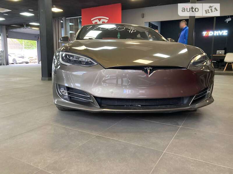 Ліфтбек Tesla Model S 2016 в Києві