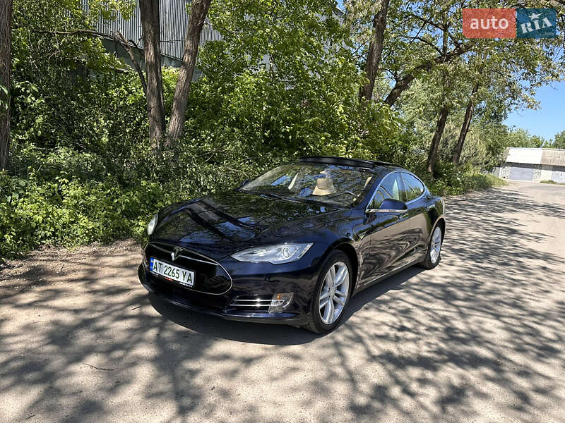 Лифтбек Tesla Model S 2015 в Ивано-Франковске