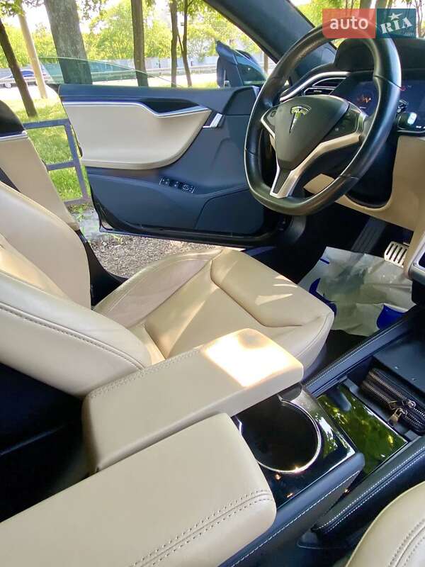 Лифтбек Tesla Model S 2015 в Днепре