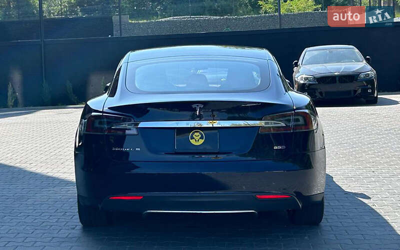 Лифтбек Tesla Model S 2015 в Черновцах