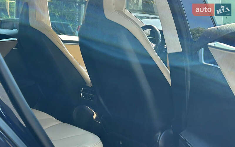 Лифтбек Tesla Model S 2015 в Черновцах