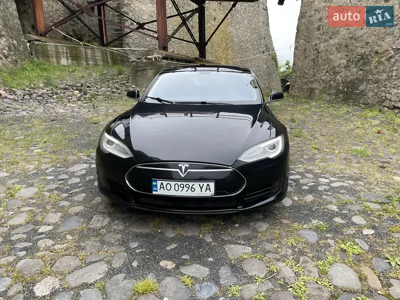 Лифтбек Tesla Model S 2013 в 