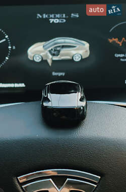 Лифтбек Tesla Model S 2015 в 