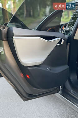Лифтбек Tesla Model S 2015 в 