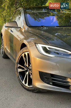 Лифтбек Tesla Model S 2015 в 