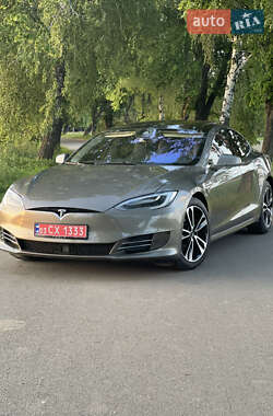 Лифтбек Tesla Model S 2015 в 