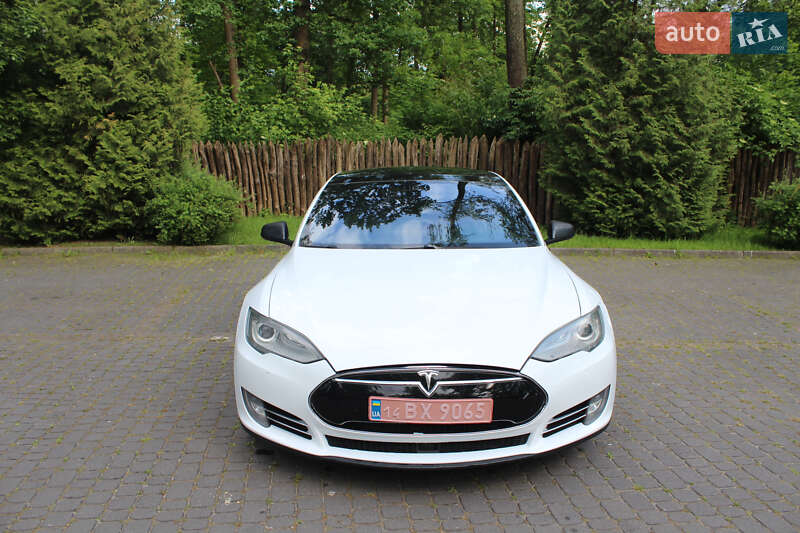 Ліфтбек Tesla Model S 2015 в Львові