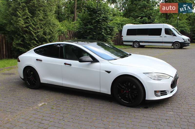 Ліфтбек Tesla Model S 2015 в Львові