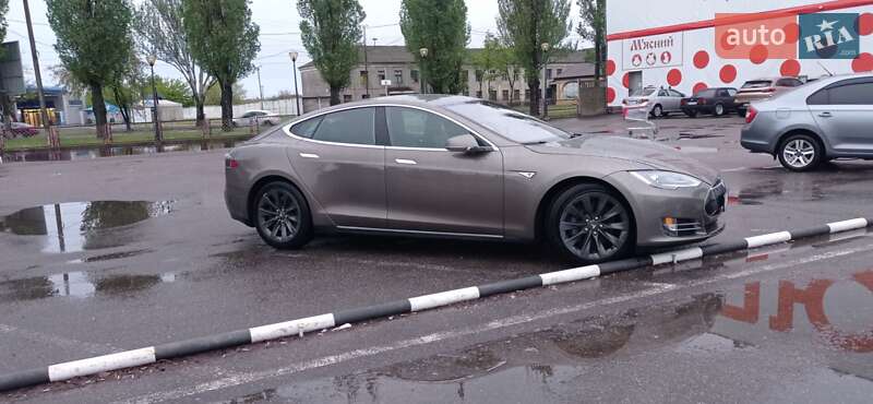 Ліфтбек Tesla Model S 2016 в Одесі фото 19 Ліфтбек Tesla Model S 2016 в Одесі