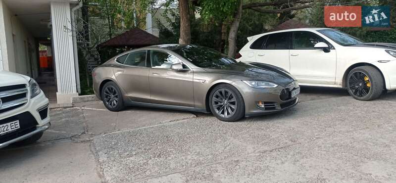 Ліфтбек Tesla Model S 2016 в Одесі фото 16 Ліфтбек Tesla Model S 2016 в Одесі