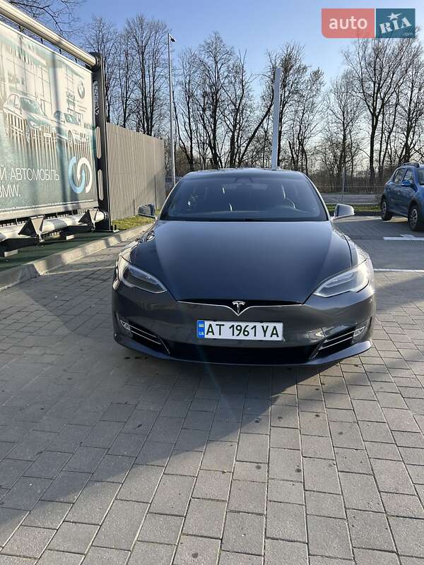 Лифтбек Tesla Model S 2017 в Ивано-Франковске