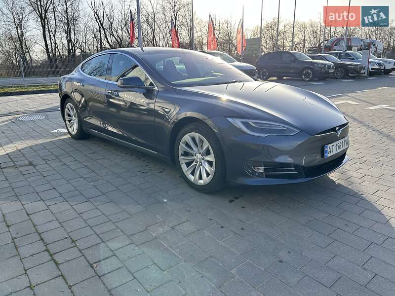 Лифтбек Tesla Model S 2017 в Ивано-Франковске