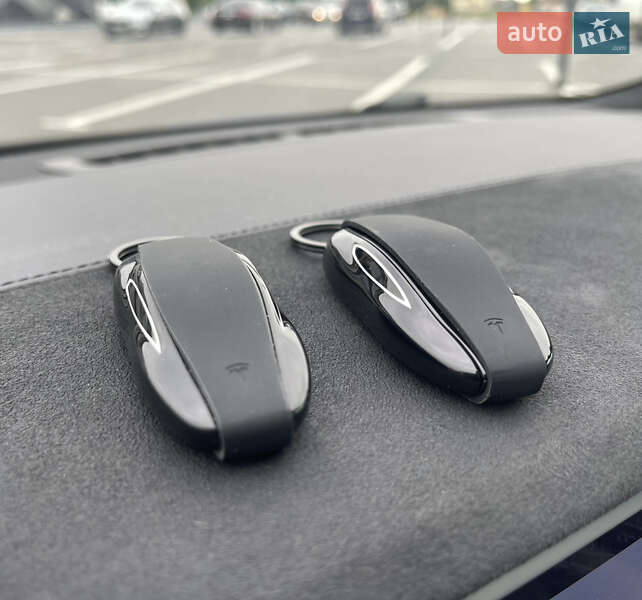 Лифтбек Tesla Model S 2015 в Луцке