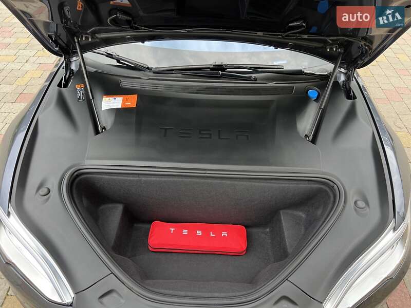 Лифтбек Tesla Model S 2018 в Львове