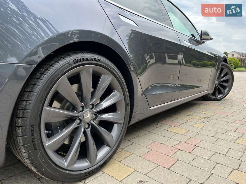 Лифтбек Tesla Model S 2018 в Львове
