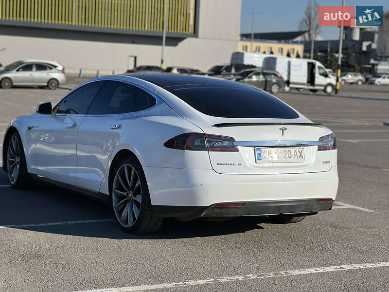 Лифтбек Tesla Model S 2015 в Киеве