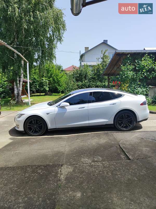 Лифтбек Tesla Model S 2015 в 
