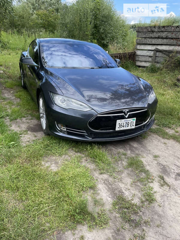 Ліфтбек Tesla Model S 2015 в Ромнах