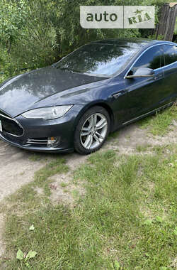 Ліфтбек Tesla Model S 2015 в Ромнах