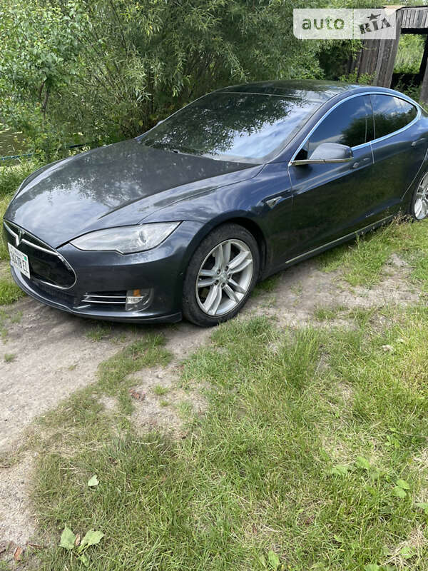 Ліфтбек Tesla Model S 2015 в Ромнах