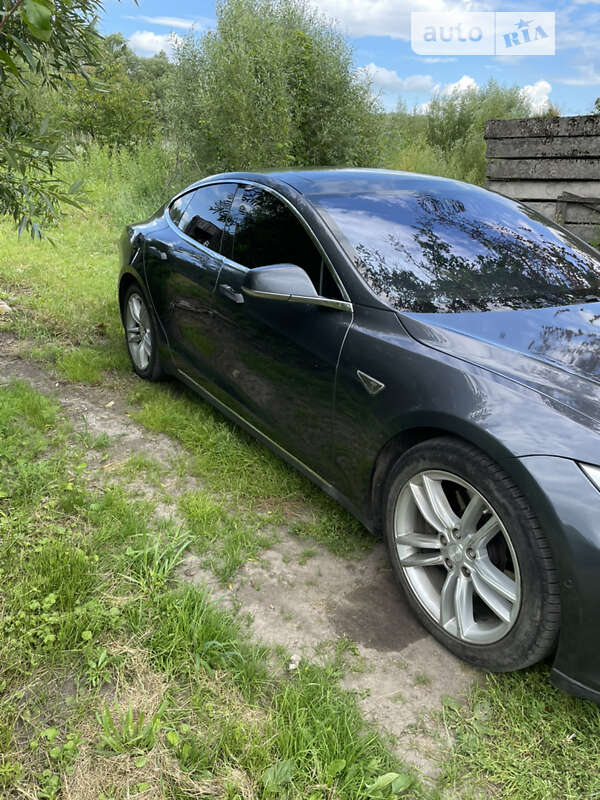 Ліфтбек Tesla Model S 2015 в Ромнах