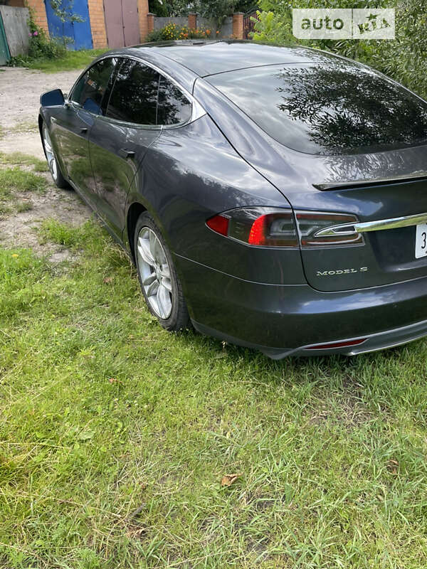 Ліфтбек Tesla Model S 2015 в Ромнах