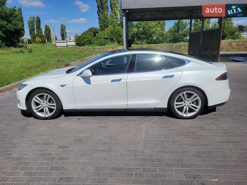 Лифтбек Tesla Model S 2014 в Киеве