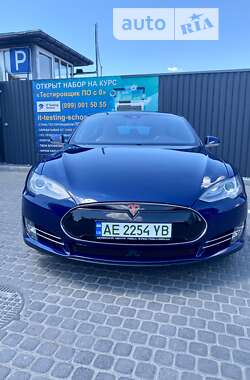 Ліфтбек Tesla Model S 2015 в Дніпрі