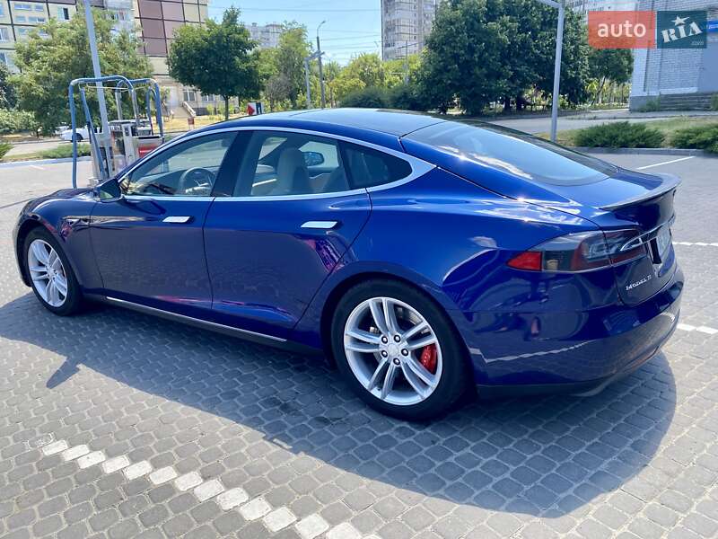 Лифтбек Tesla Model S 2015 в Днепре