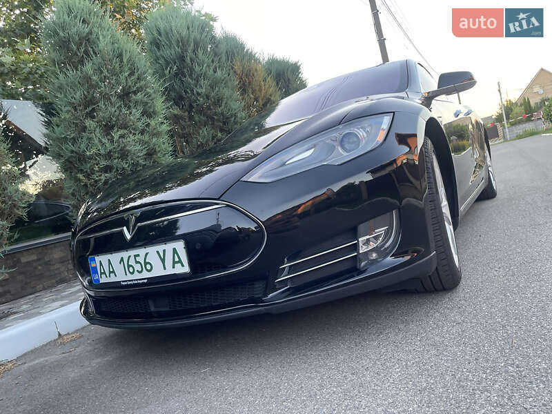 Лифтбек Tesla Model S 2015 в Киеве