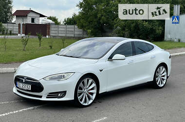 Лифтбек Tesla Model S 2015 в Ровно