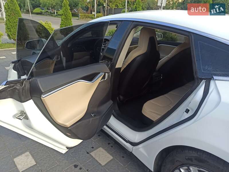 Лифтбек Tesla Model S 2015 в Ужгороде