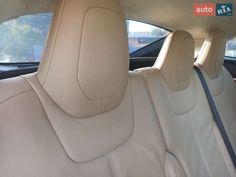 Лифтбек Tesla Model S 2015 в Ужгороде
