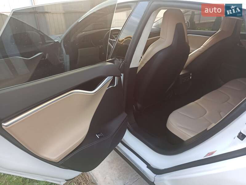 Лифтбек Tesla Model S 2015 в Ужгороде