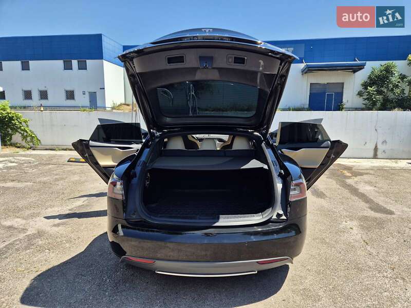 Tesla Model S 2014