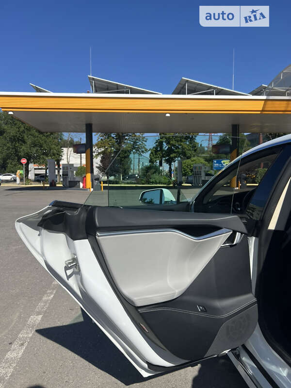 Ліфтбек Tesla Model S 2016 в Дніпрі