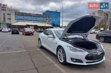 Лифтбек Tesla Model S 2015 в 