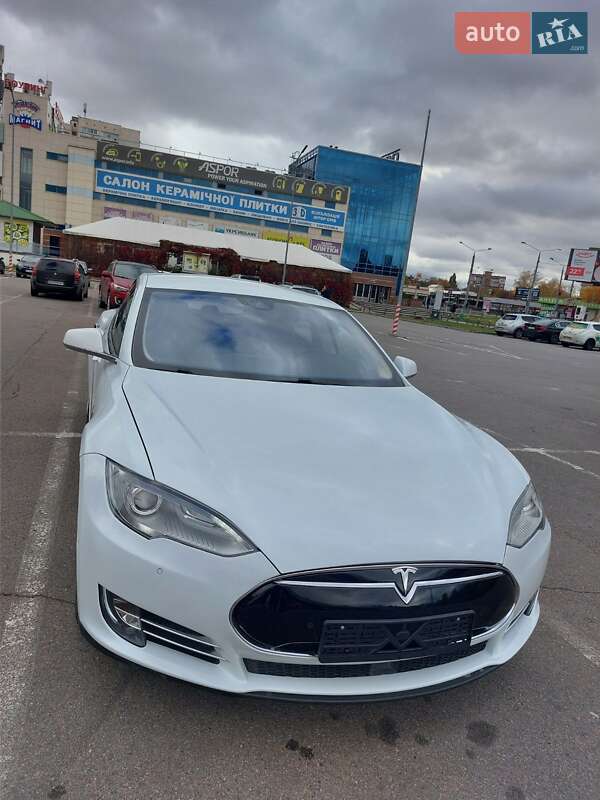 Ліфтбек Tesla Model S 2015 в Харкові
