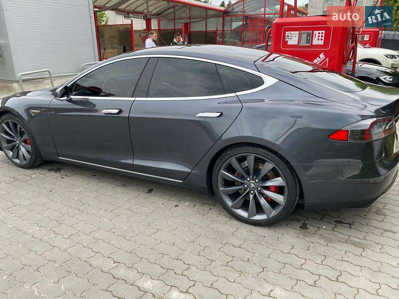 Лифтбек Tesla Model S 2015 в Львове Лифтбек Tesla Model S 2015 в Львове