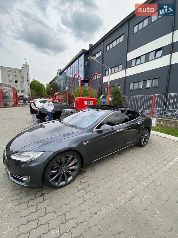 Лифтбек Tesla Model S 2015 в Львове