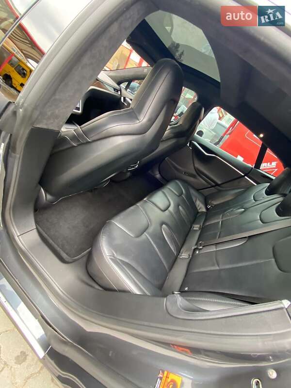 Лифтбек Tesla Model S 2015 в Львове
