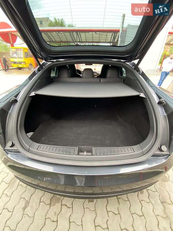 Лифтбек Tesla Model S 2015 в Львове