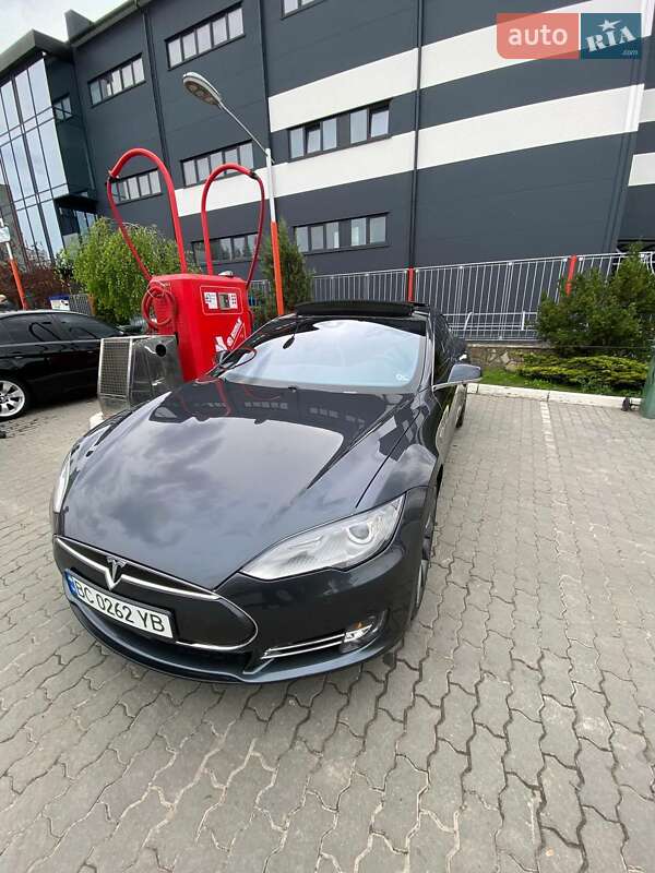 Лифтбек Tesla Model S 2015 в Львове