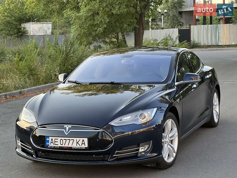 Ліфтбек Tesla Model S 2014 в Дніпрі