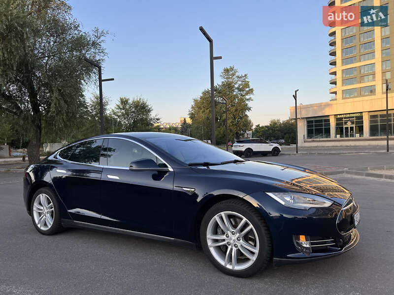 Ліфтбек Tesla Model S 2014 в Дніпрі